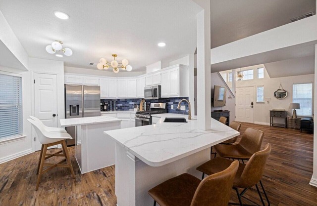 Modern Comfort: WiFi, 3BR, King, Patio