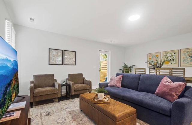 Modern & Comfy, Private Deck, 10 min to Paris Mtn + Greenville