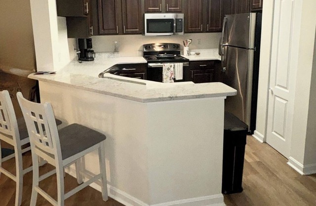 Modern Condo close walkable to restaurants and brewery