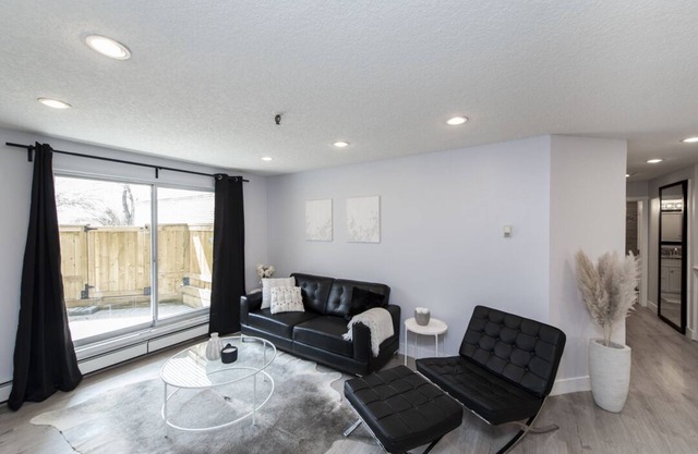 Modern condo downtown calgary. Walking distance from downtown, 17th Ave and 4th