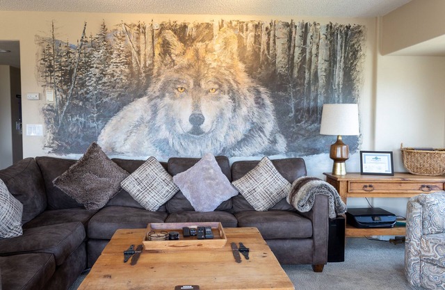 Modern Condo. Hot tub. Amazing Lake views. Mural.