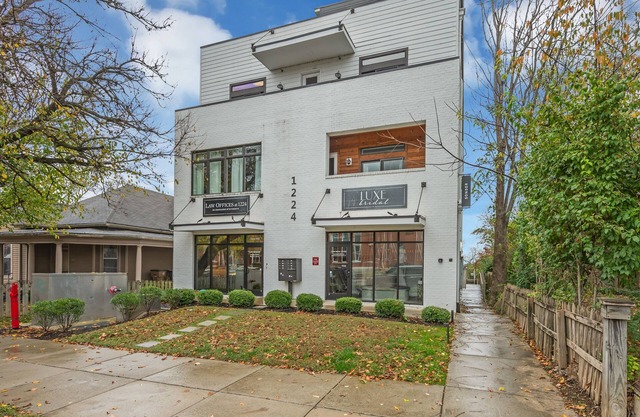 Modern condo with stunning views, central location & vibrant city vibes