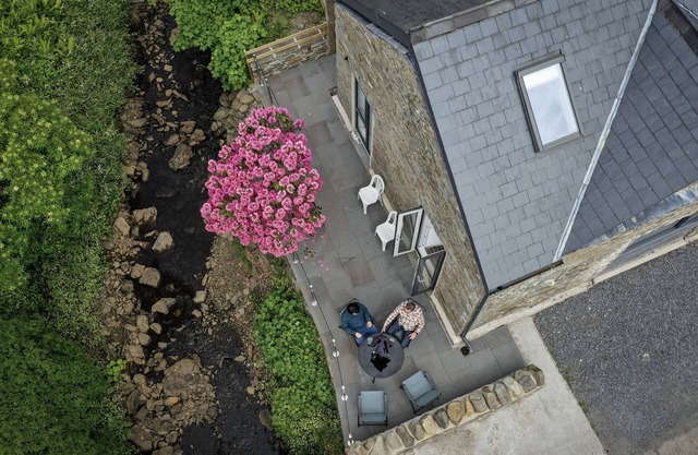 Modern Contemporary Cottage with Riverside Terrace and free WiFi