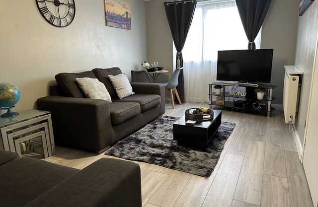 Modern Cosy Warm Home With Free Parking