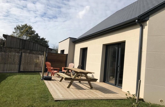 Modern Cottage with Garden, Near the Beach - Internet and Parking Included