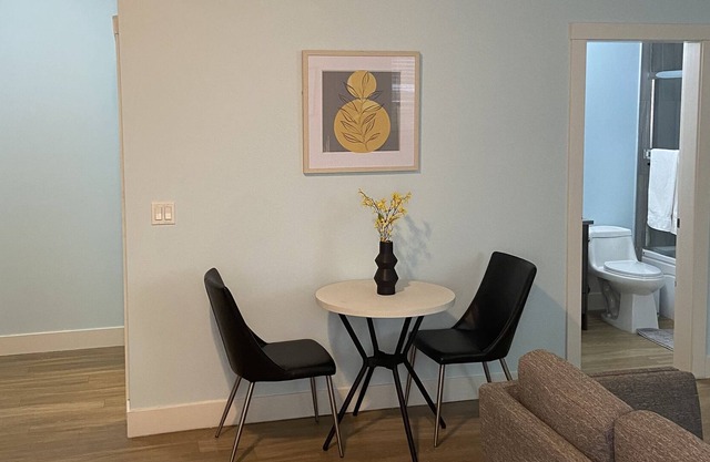 Modern cozy 1 bedroom suite in Cloverdale
