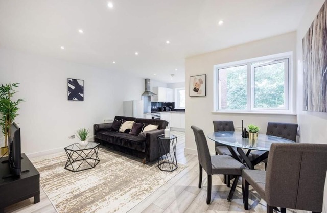 Modern & Cozy 1BR City Centre Nr High Street by Luxiety Stays