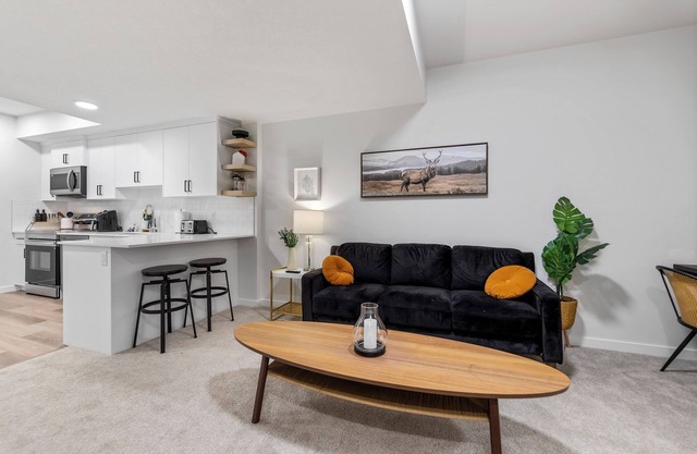 Modern & Cozy 2-Bedroom Suite in Mahogany