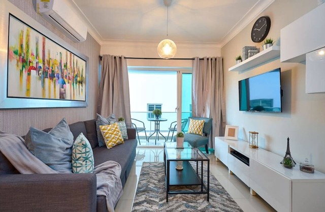 Modern & Cozy place w/pool & Parking in Downtown