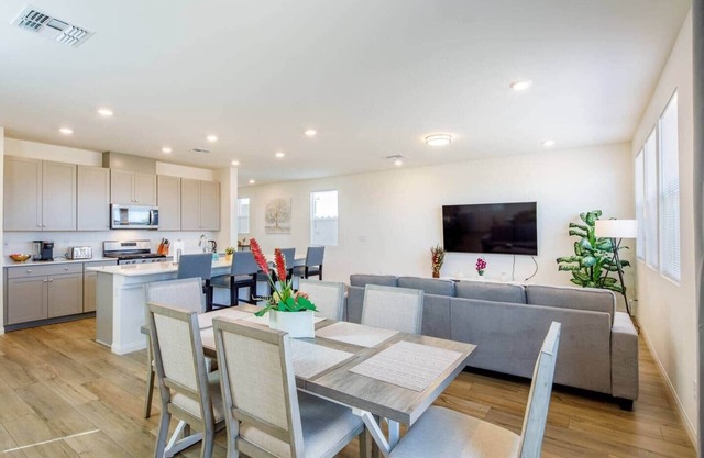 Modern Cozy Vegas Home-5bd 3ba