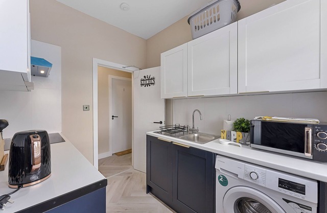 Modern-day Safari Manor En-suite in Central 1 bed w/free parking