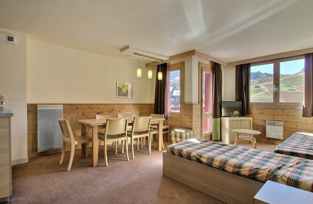 Modern duplex near slopes, balcony, equipped kitchen, sleeps 7