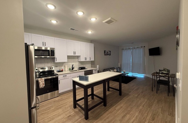 Modern Escape w/Pool & SkyLounge/New Build,Upscale Vibe