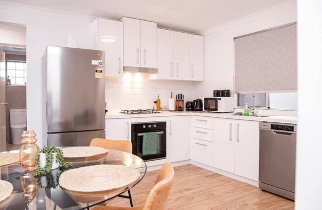 Modern Family Apt Close to Airport/City - 3mths +