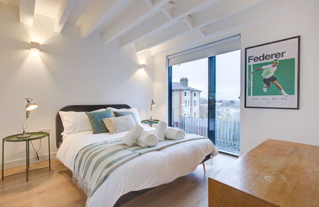 Modern Family home in Wimbledon Village with Private Parking