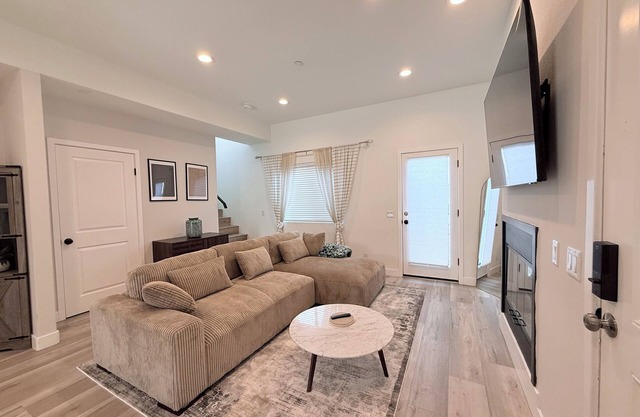Modern Family Haven #2 - Minutes from Disney Magic/Knotts and Saigon