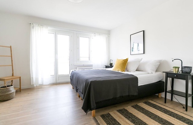 Modern flat w Netflix balcony top location