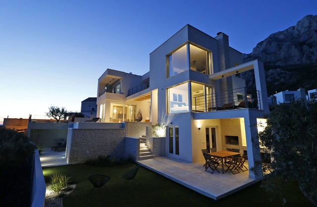 Modern furnished villa with infinity pool (heated), garden, barbecue, konoba