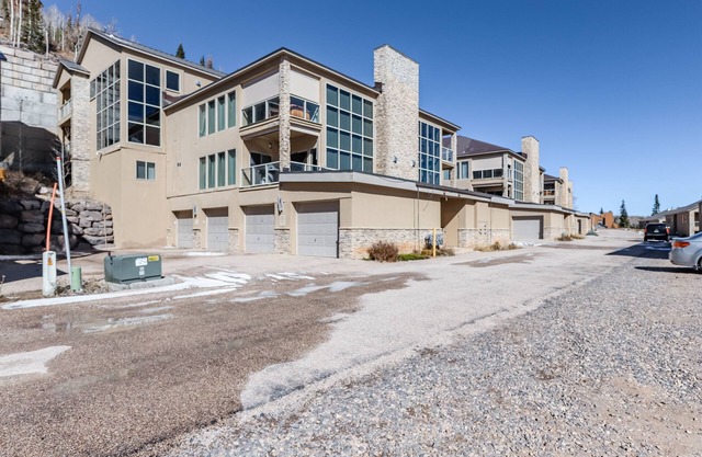 Modern getaway near the lifts- fireplace, lofted layout, mountain views, & W/D