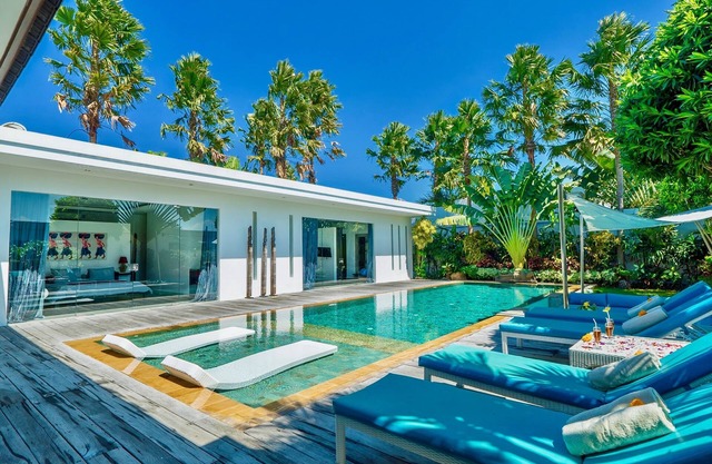 Modern gorgeous villa in Seminyak, 14m pool, Fully Staffed
