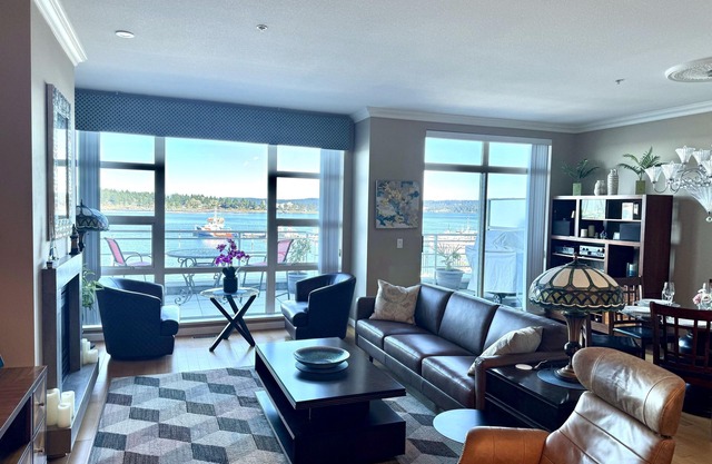 Modern Harbourfront Townhome with Large Balcony & Rooftop Patio