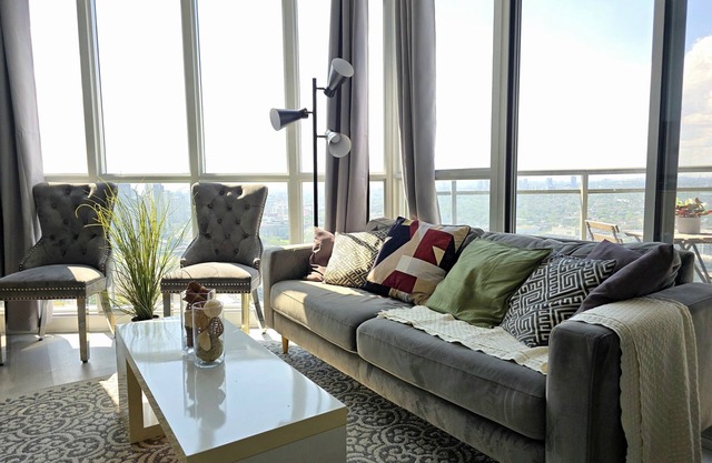 Modern High-Rise 1 BD Downtown Toronto Condo - With Parking & Balcony