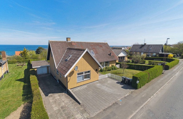 Modern holiday home with sea view in Tejn