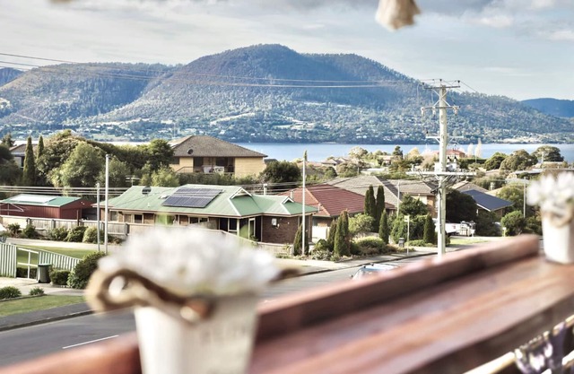 Modern holiday home in Hobart- beautiful Mountain & water views!