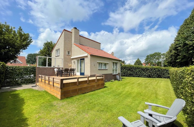 Modern holiday home with large garden overlooking the beach at Langweerder Wielen