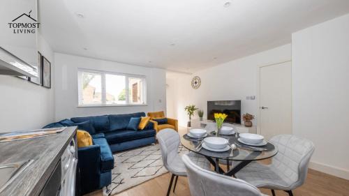 Modern home, Contractors friendly with 2 free parking spaces