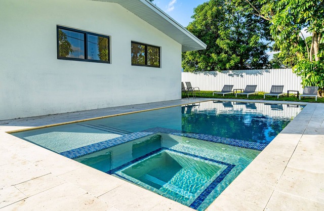 Modern Home, Heated Pool + Hot-Tub, 12min to Ocean