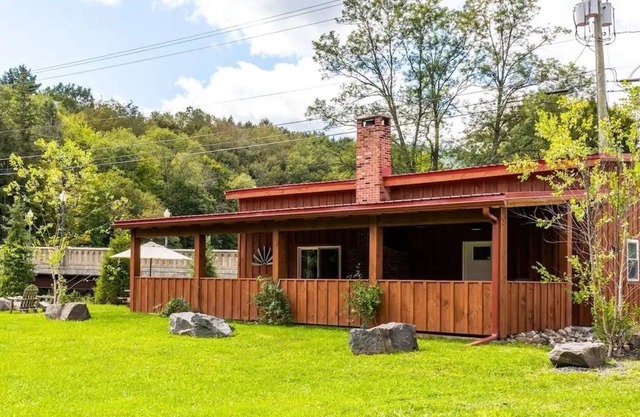 Modern Home in Downtown Windham + Hunter Mountain with Hot Tub