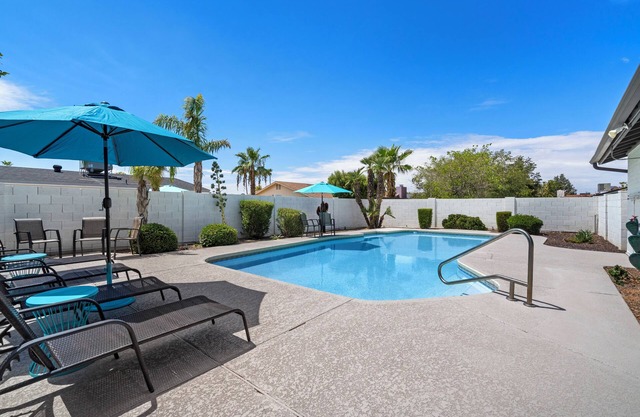 Modern Home With Putting Green, L2 EV, Pool, Pet Friendly, Open Floorplan