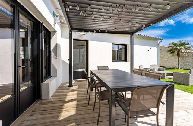 Modern house with enclosed garden for 4 ppl