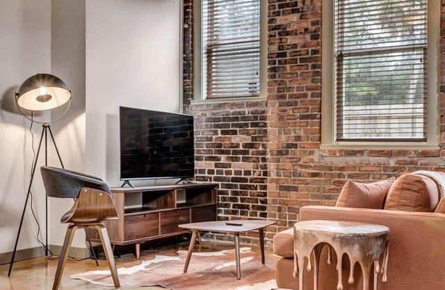 Modern-Industrial 2B Townhouse Close to DT!
