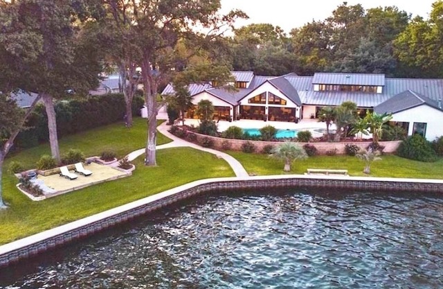 Modern Lake Mansion - CasaPalmaTX