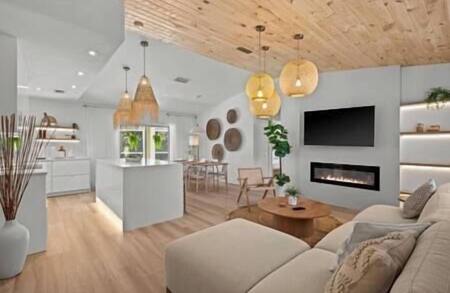 Modern Lakefront Villa, Great Pool, Near Beach!