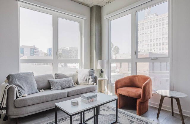 Modern Long Beach 2BR w/Pool & Gym, nr beach, by Blueground