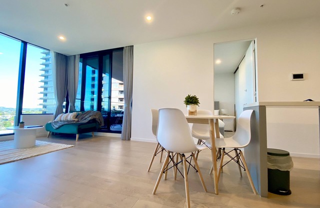 Modern Luxury 2 Bed, 2 Bath Apartment With Free Parking in Central Location