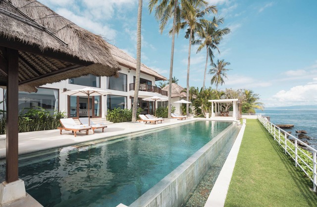 Modern Luxury 5 Bdr Ocean front Villa w/Infinity Pool in Candidasa