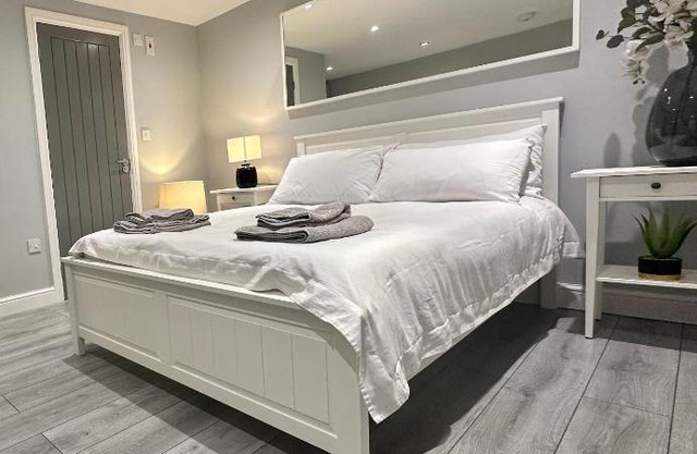 Modern Luxury Private Detached 1 Double Bedroom Studio Apartment - Super Fast Wifi