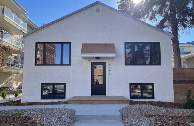 Modern Luxury Suite in Downtown Lloydminster. 2 min from Golf Course!