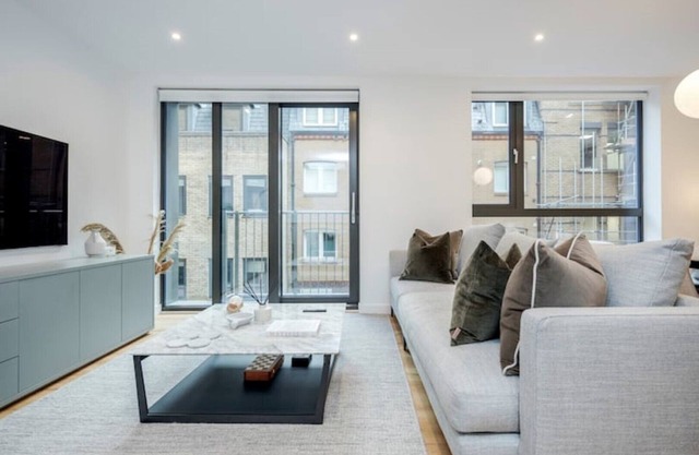 Modern Mayfair Townhouse by Buckingham Palace with AC. 3 Bedroom 3 Bathroom