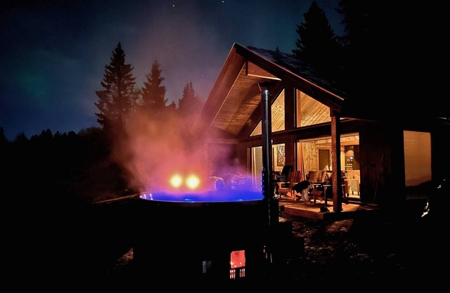 Modern Mountain Cabin - Outdoor Hot Tub - 8 Beds