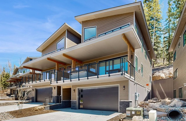 Modern mountain home with W/D, hot tub, fully stocked kitchen & great location
