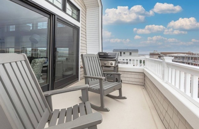 Modern New Home, Oceanside w/ Bay Views, Sleeps 10, 4BR