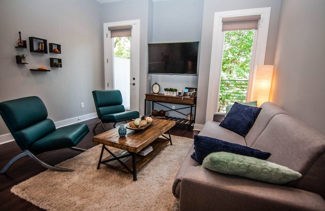 Modern NEW Luxury Townhouse - 1 mile to Downtown & Broadway