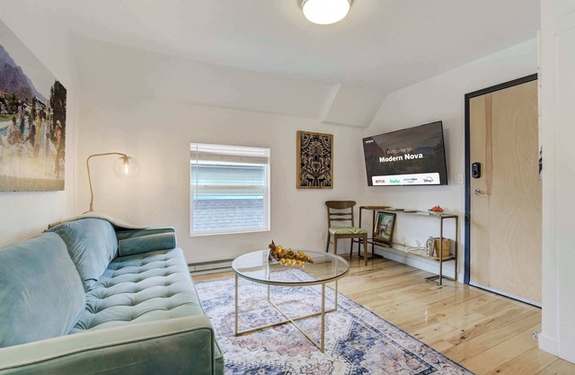 Modern Nova! Cozy & Stylish Downtown Retreat