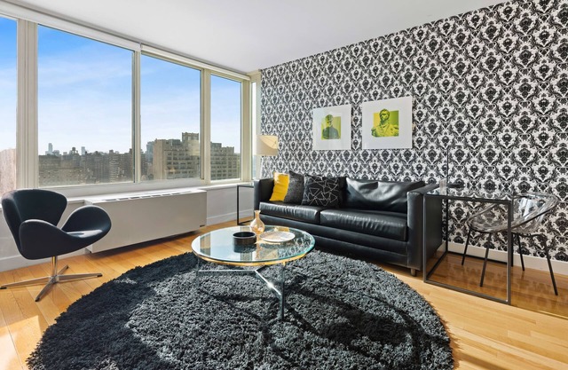 Modern One Bedroom in Chelsea with Views