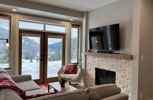 Modern Open Concept 2 bedroom Ski In/Ski Out Bottom Floor Unit!